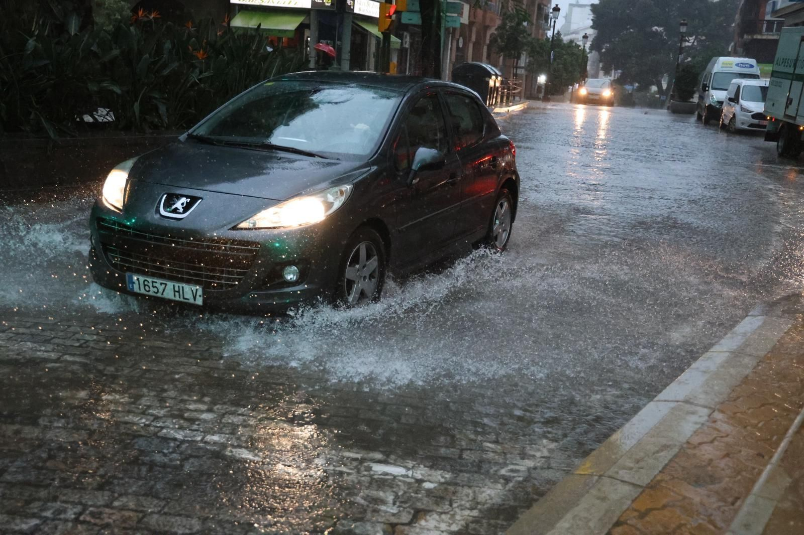 Las mejores imágenes del paso del fuerte temporal de lluvias, tormenta y rachas de viento por Huelva capital este miércoles