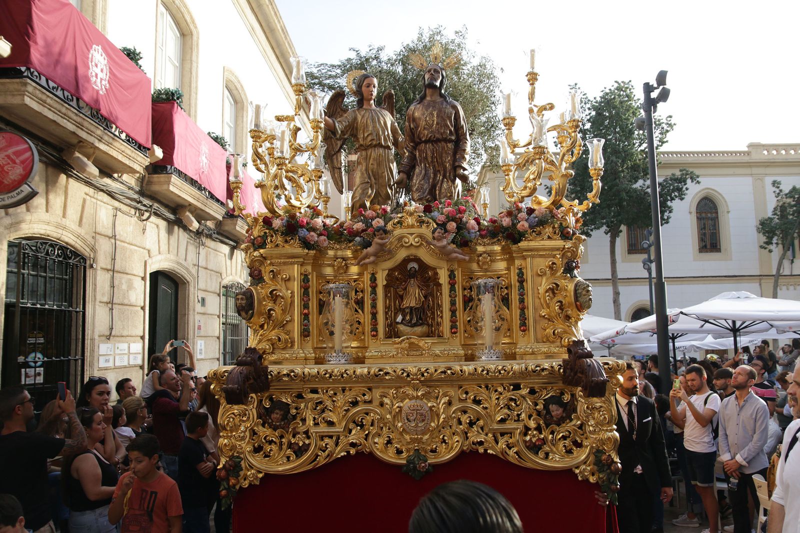 Imágenes de La Magna por las calles de Almería