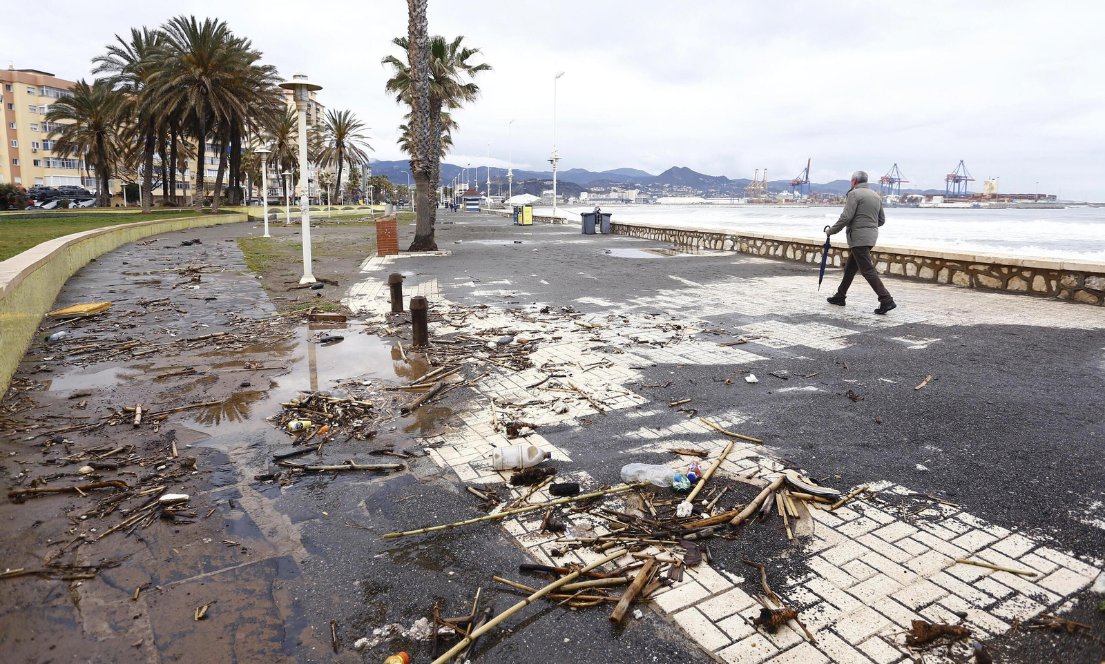 Las fotos de los efectos del temporal en las playas y paseos marítimos de Málaga