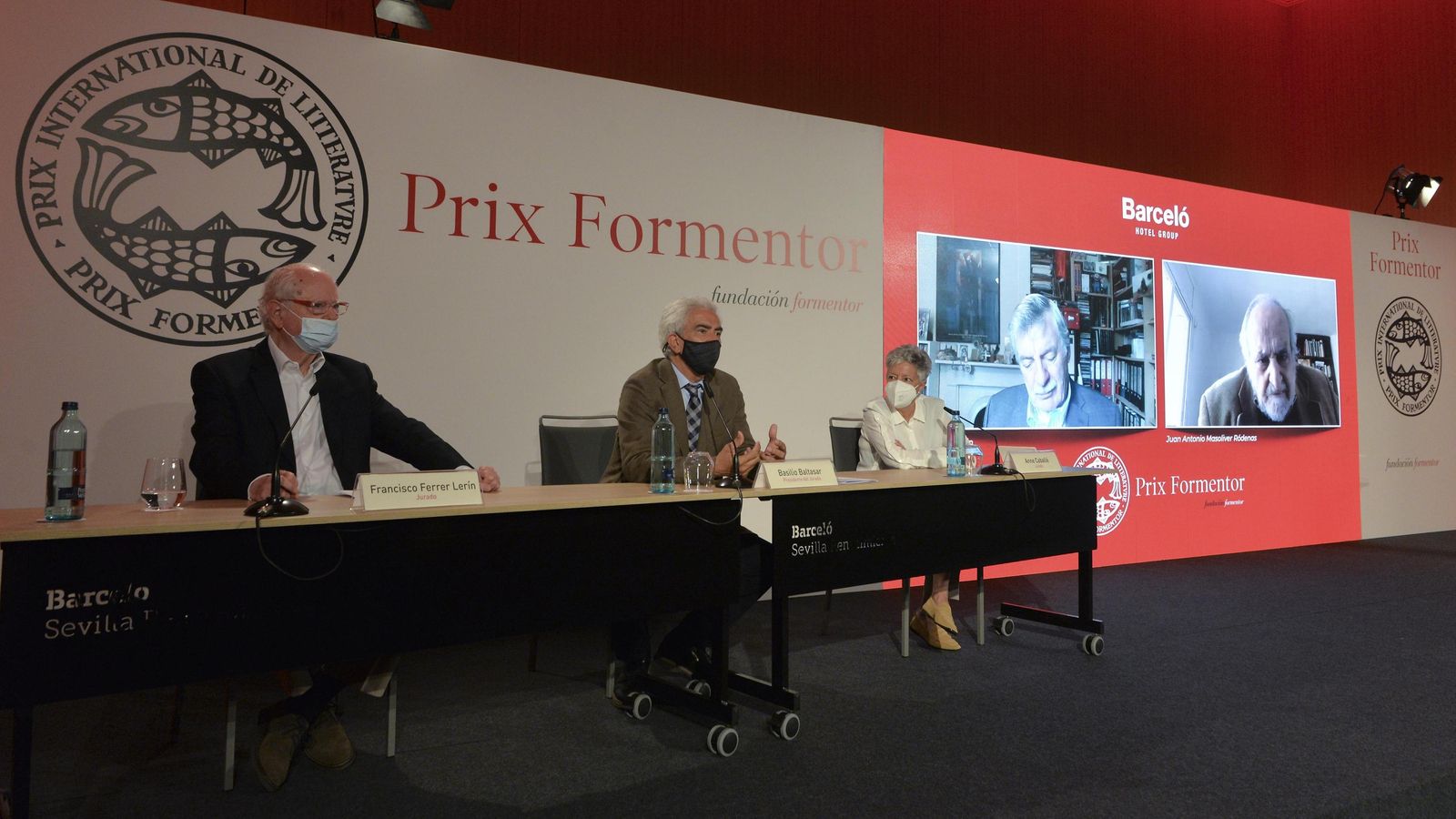 Francisco Ferrer, Basilio Baltasar y Anna Caballé (con Masoliver Ródenas y Gerald Martin en pantalla) anuncian el fallo en el hotel Barceló Renacimiento.