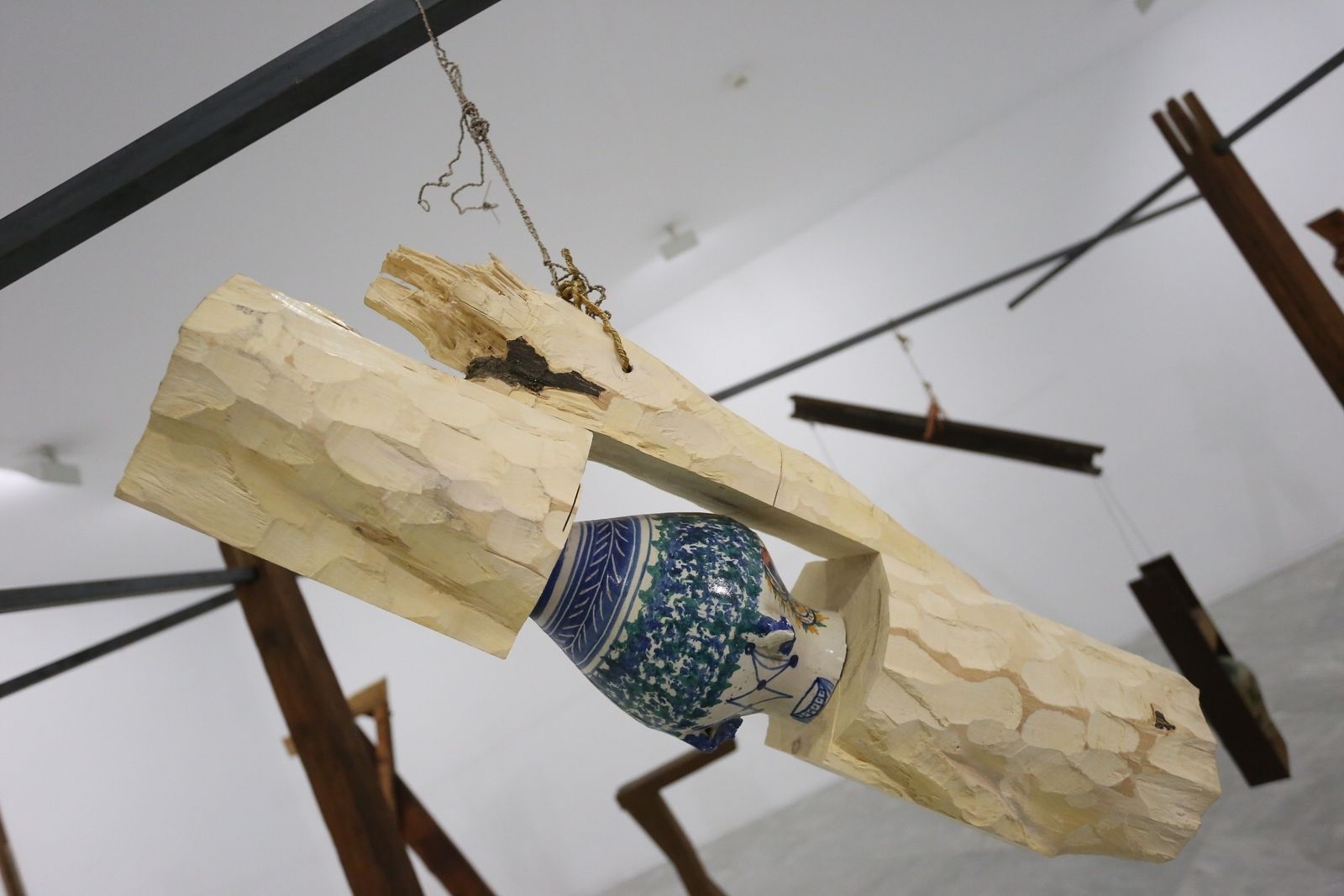 Un paseo por la memoria. Arriba, el escultor Jacobo Castellano con el consejero de Cultura. En las otras imágenes, distintos trabajos que integran esta antológica del artista jiennense para el que lo lúdico no está tan alejado de la violencia.