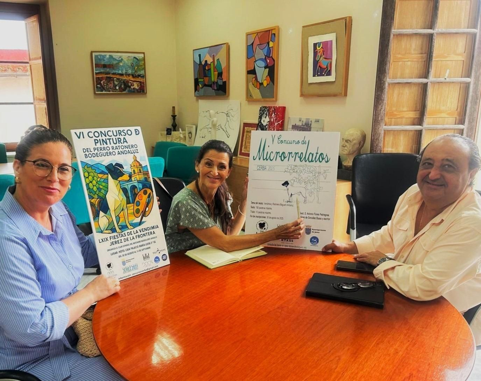 Fina Martínez y Minerva García, del Club Español del Ratonero Bodeguero Andaluz con el delegado de Cultura, Francisco Zurita