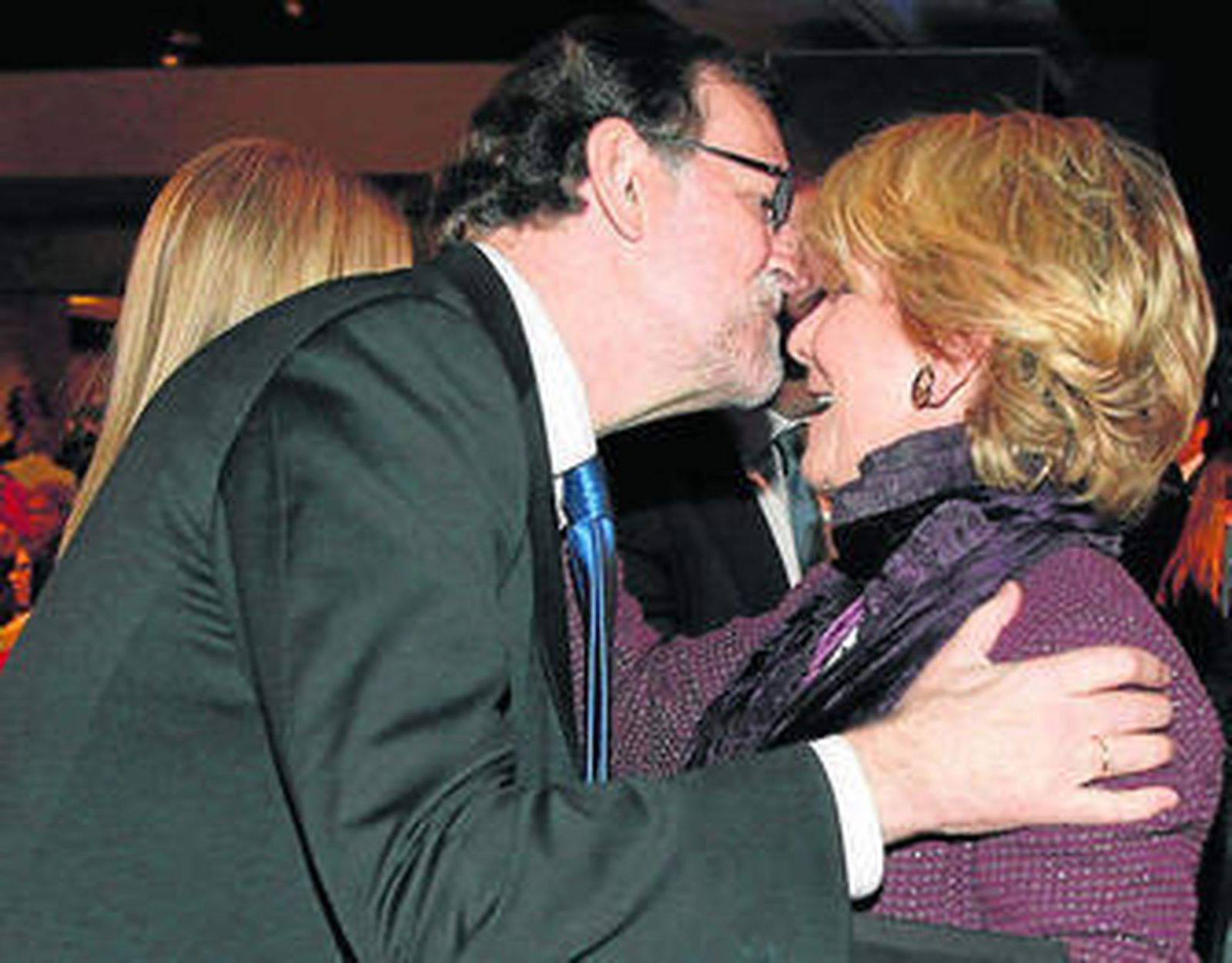 Mariano Rajoy saluda ayer a Esperanza Aguirre antes de la convención.