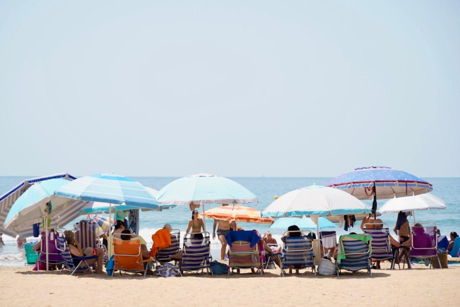 Gente en las playas de Huelva este martes.