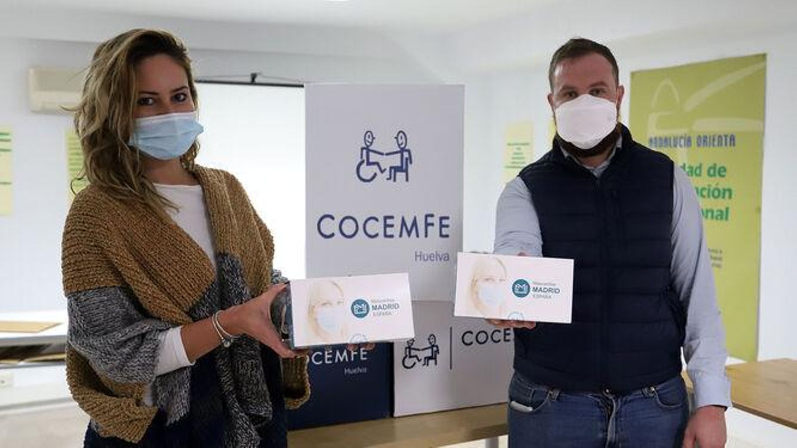 Ángel Rivas junto a la representante de Cocemfe Huelva, cuando donó las mascarillas Ángel Rivas junto a la representante de Cocemfe Huelva, cuando donó las mascarillas