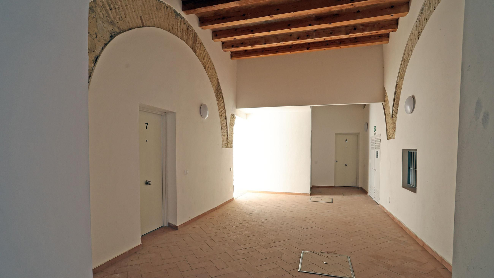 Visita a la rehabilitación de viviendas en calle Ramón de Cala en Jerez