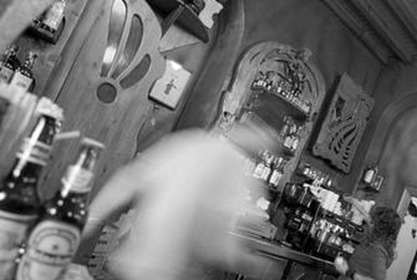 Camareros en la barra de un bar de copas de la capital malagueña.