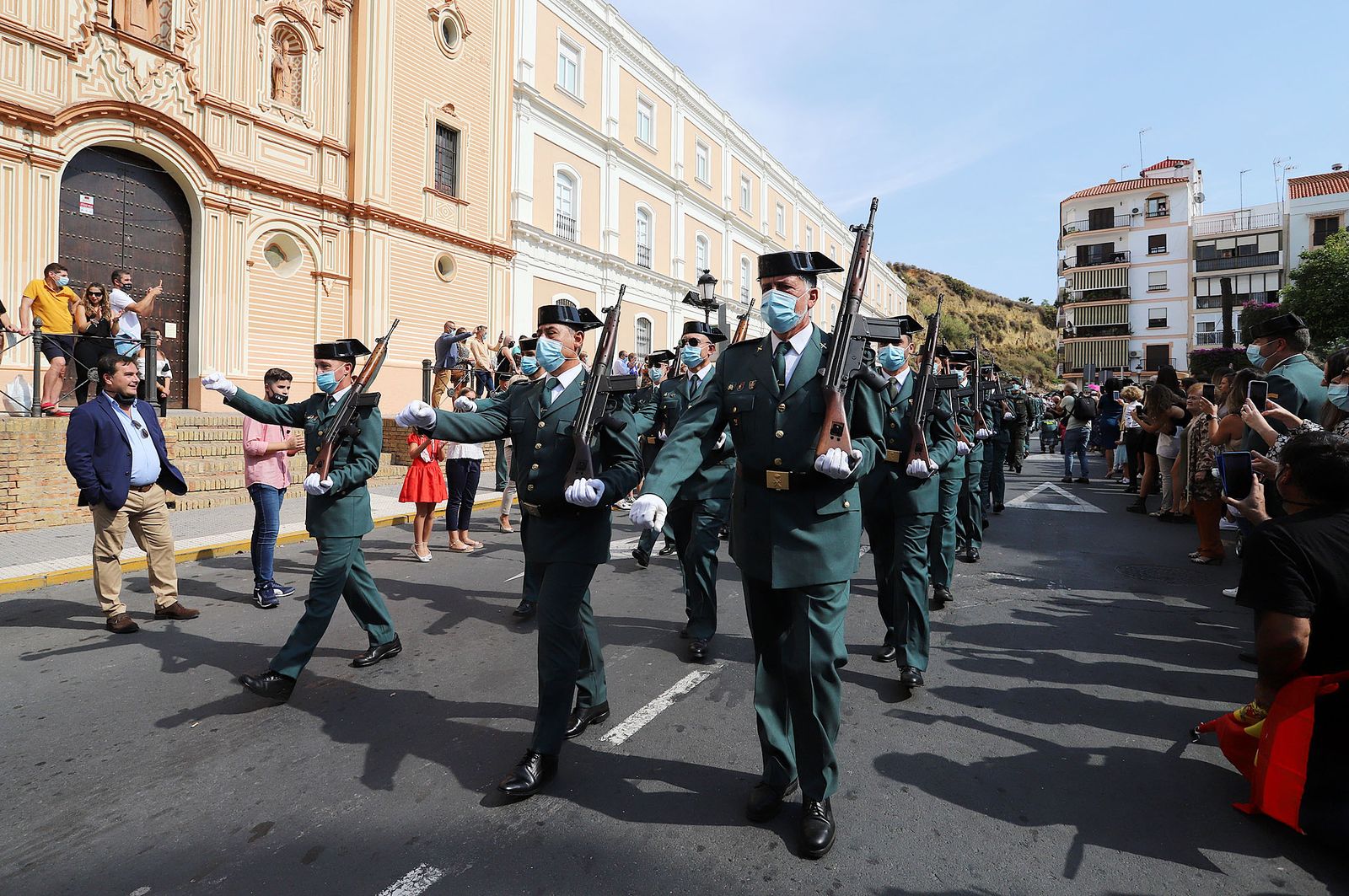 Desfile de la Guardia Civil en los alrededores de La Merced en el Día de su Patrona.
