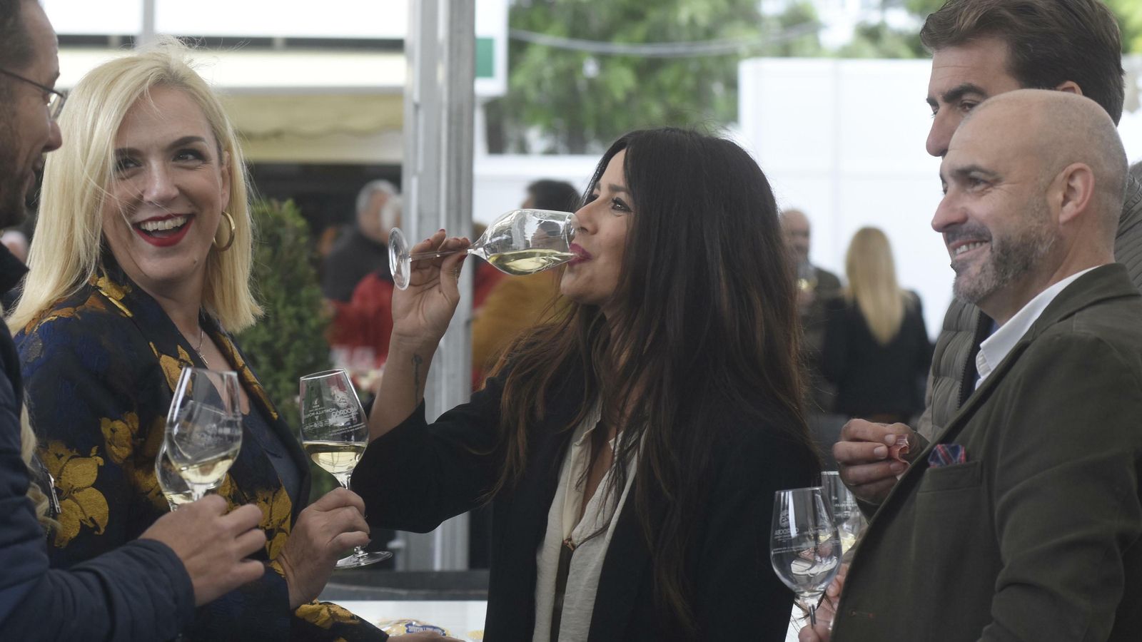 Un grupo degusta vinos de la Cata.