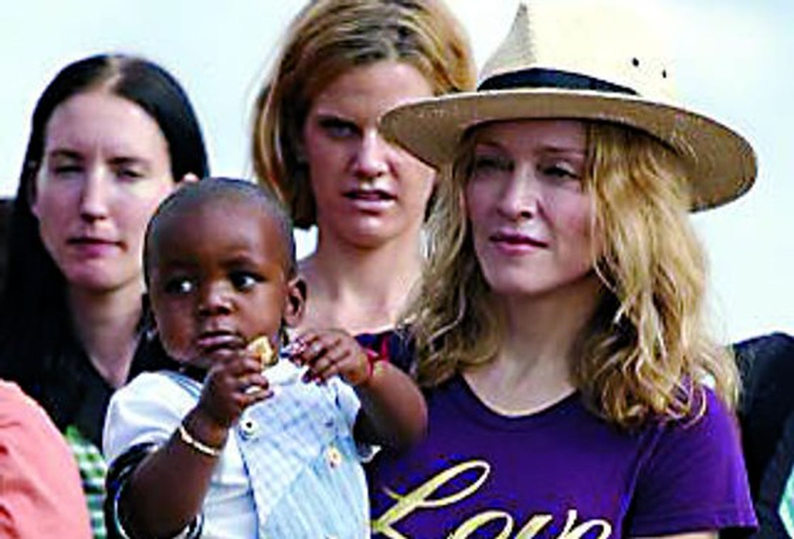 Malawi incumple la ley para permitir a Madonna adoptar a una niña