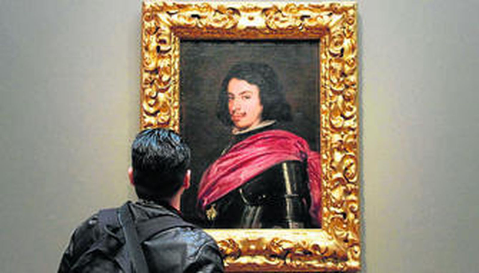 Un visitante del Museo Metropolitano de Nueva York contempla el retrato de Francesco I d'Este realizado por Velázquez en 1638.