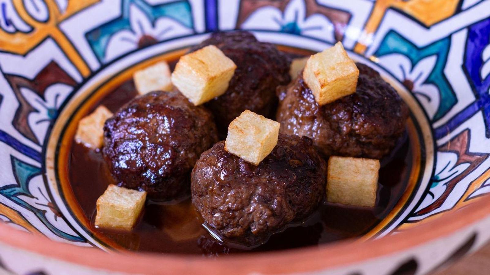 Albóndigas de solomillo de vaca y patatas fritas