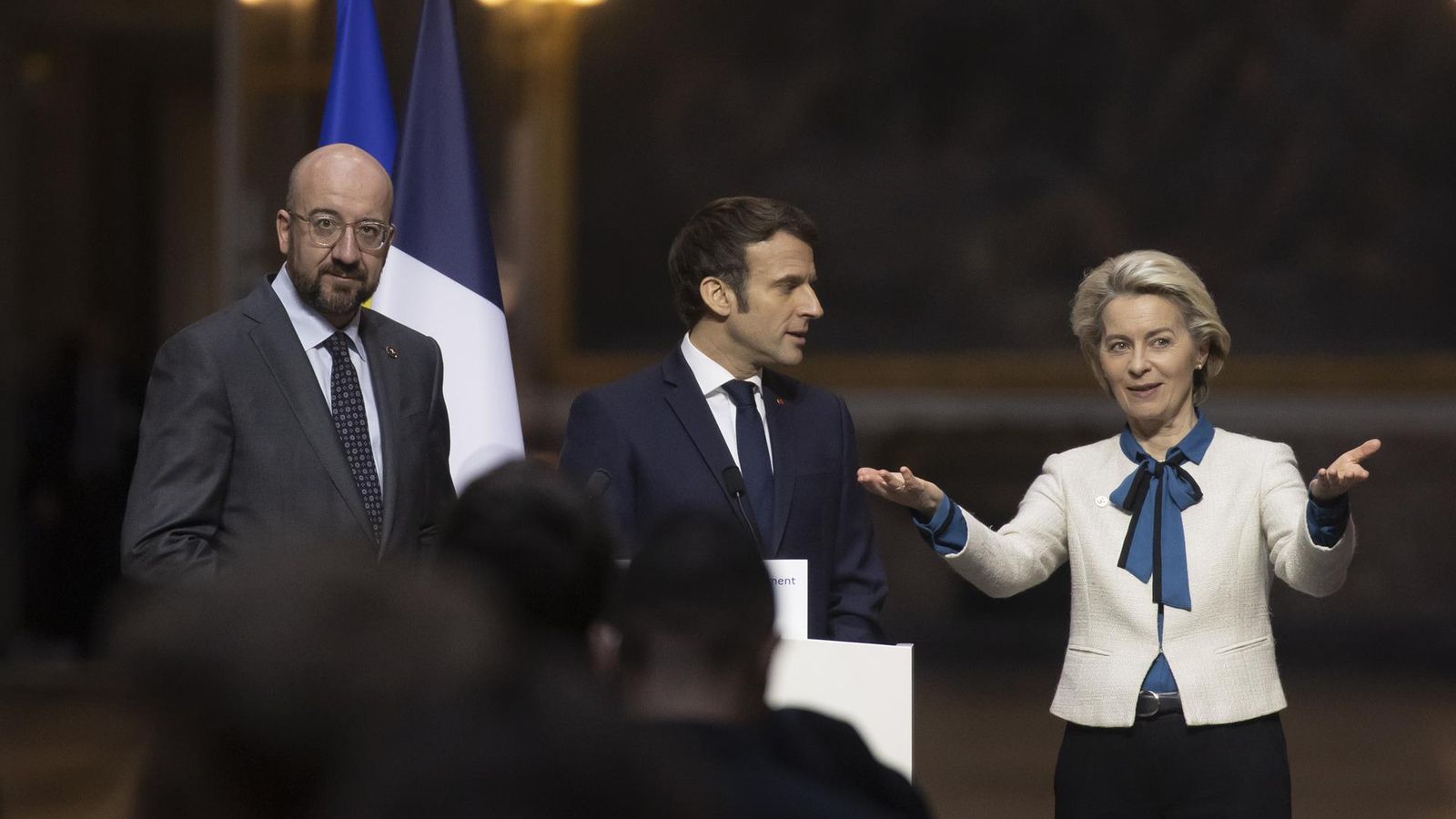 El presidente del Consejo Europeo, Charles Michel, el presidente francés Emmanuel Macron y la presidenta de la Comisión Europea, Ursula von der Leyen