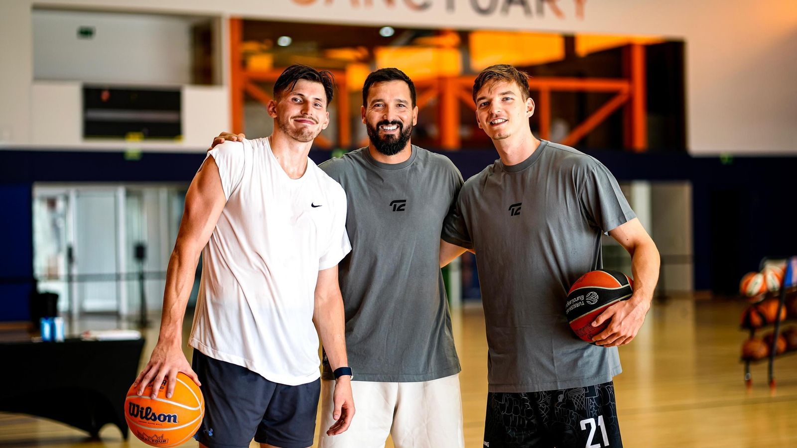 Kramer (izquierda) y Hollatz (derecha), junto a Alfonso Sánchez.