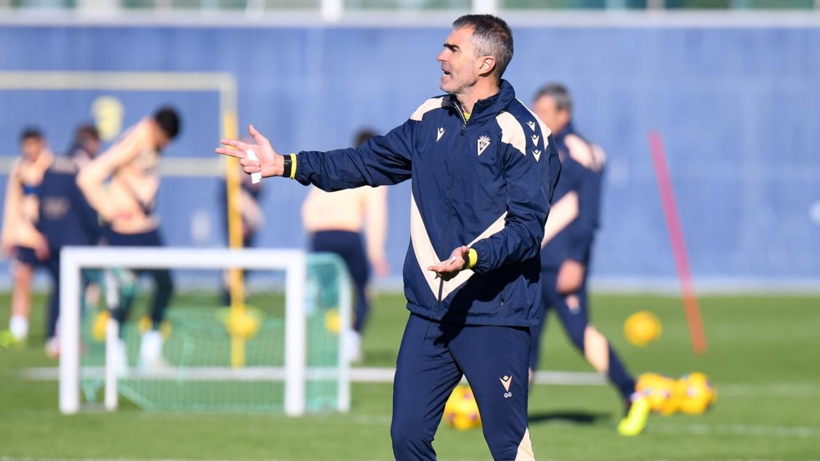 Gaizka Garitano da órdenes en uno de los entrenamientos de los amarillos.