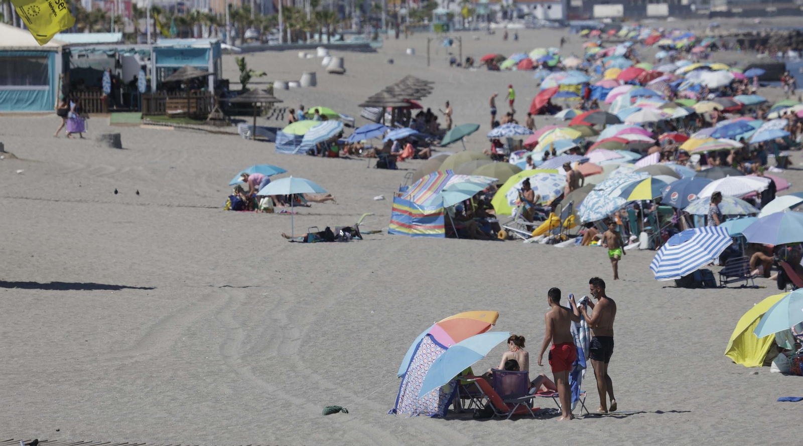 Fotos del primer domingo de julio en las playas de La Línea