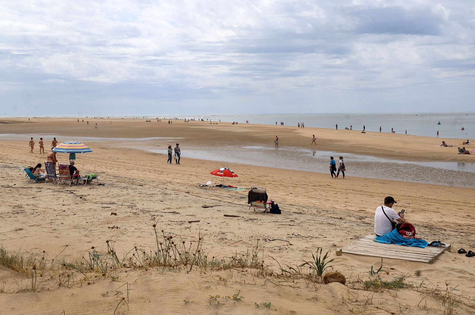 Imágenes del ambiente en la playa de El Portil durante la mañana del 1 de mayo