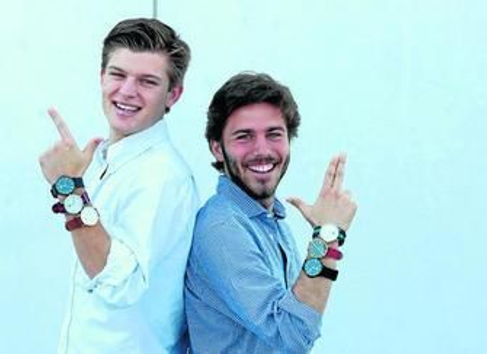 Rafa Muñoz (i) y Raúl Hita posan con la gama de relojes que tienen ahora a la venta.