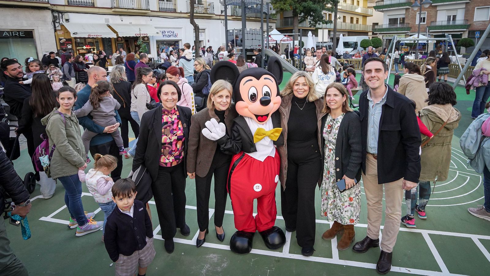 La alcaldesa junto a los delegados y las representantes de Acoje, ayer en la plaza del Progreso.