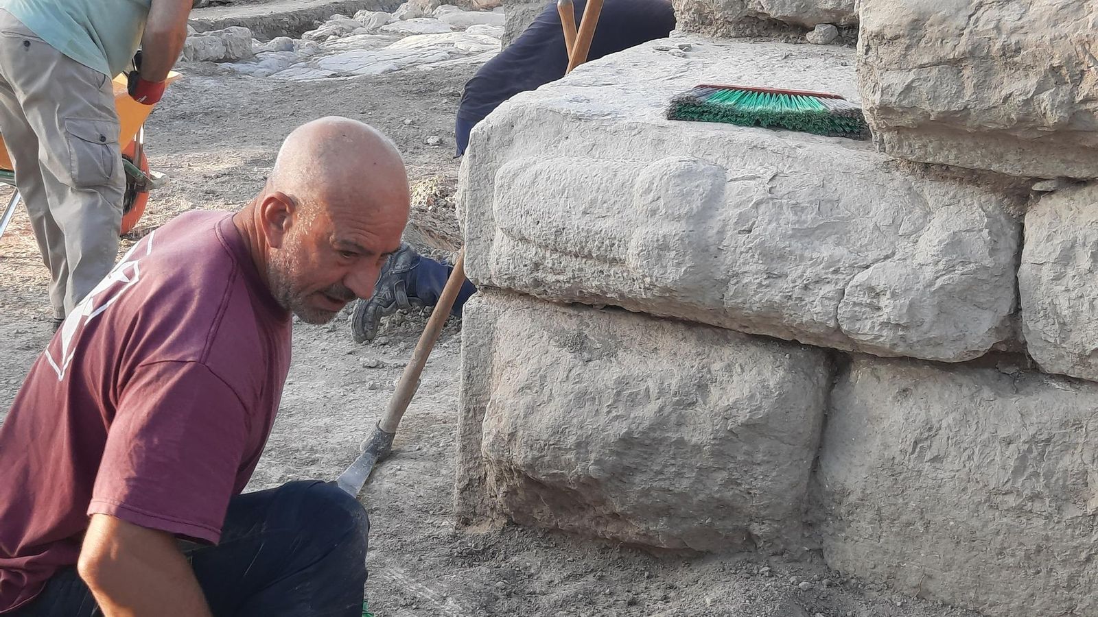 Un arqueólogo, junto al relieve fálico descubierto el verano pasado.