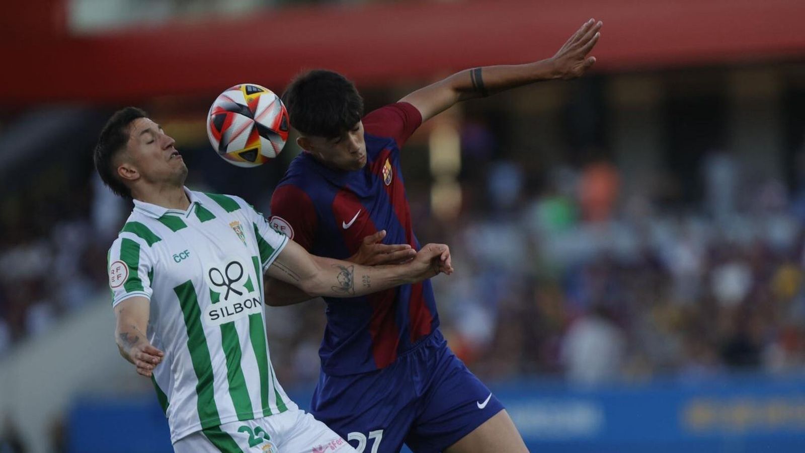 Carracedo pelea con Marc Bernal por el balón en el Barcelona Atlètic - Córdoba CF.