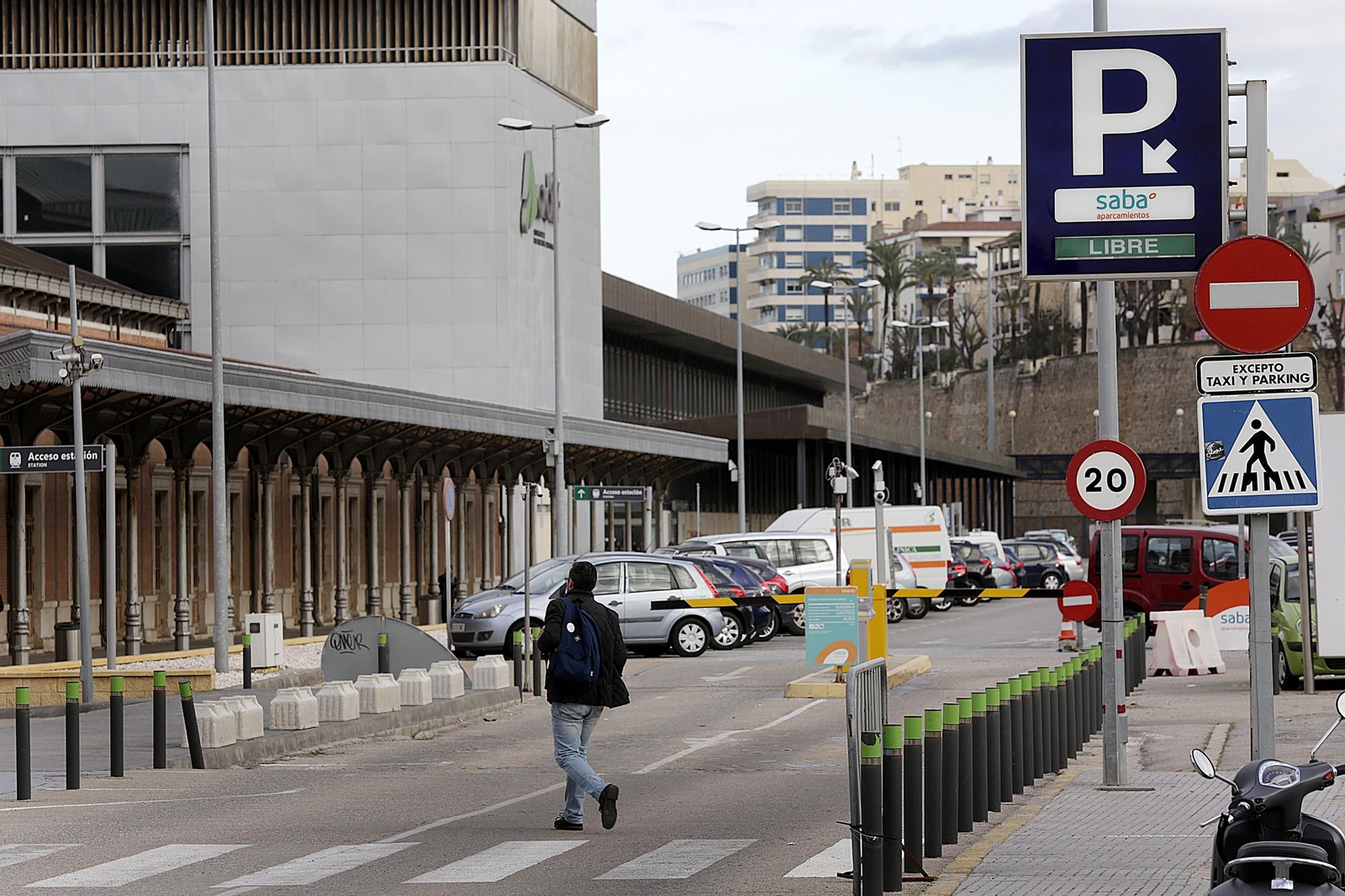 Entrada al aparcamiento de Adif.
