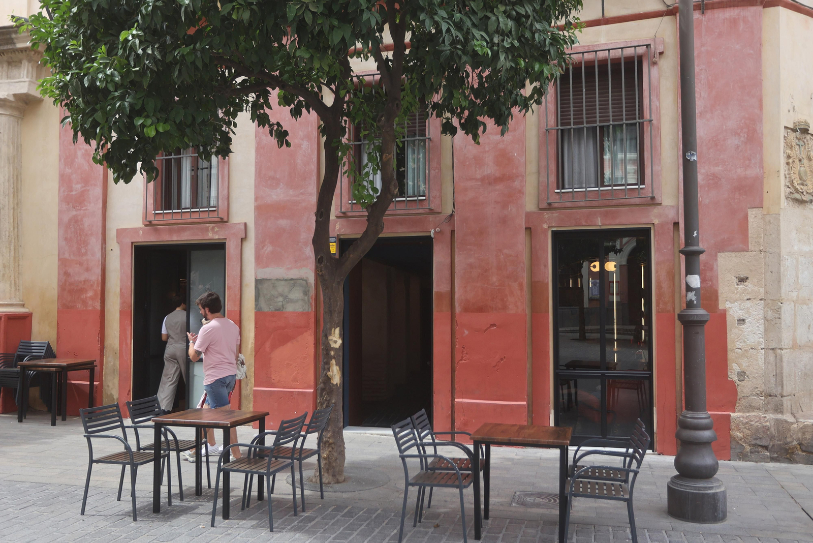 La terraza de veladores del nuevo negocio de la Plaza del Salvador