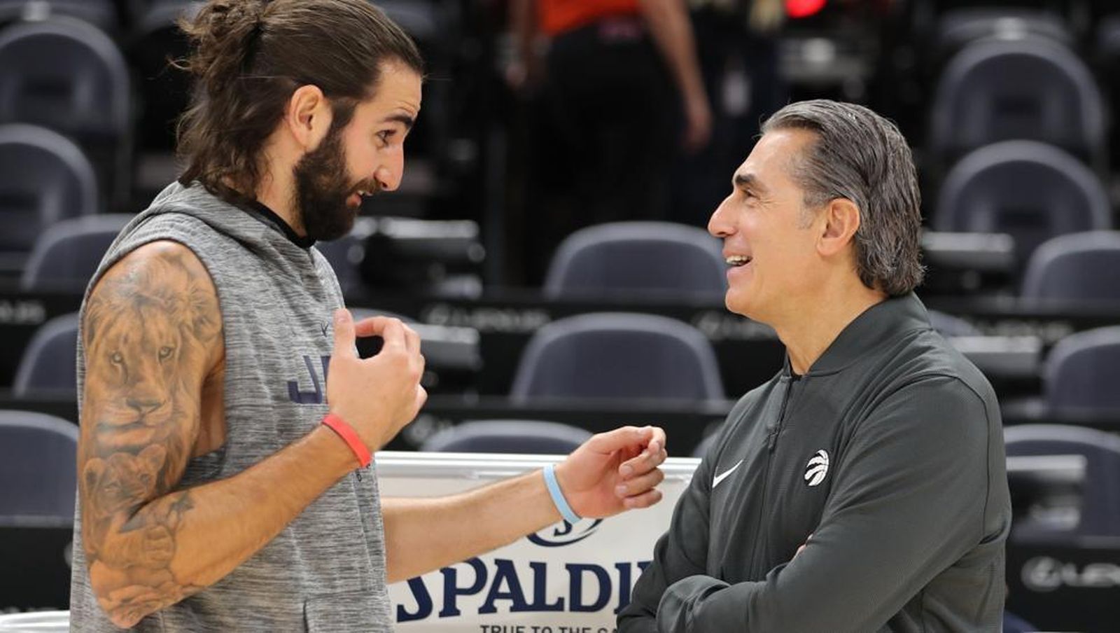 Sergio Scariolo dialoga con Ricky Rubio antes de un partido.