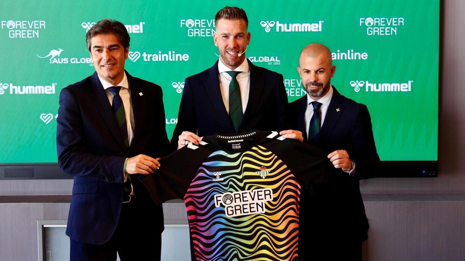 Adrián posa unto a Ángel Haro y Manu Fajardo surante su presentación.