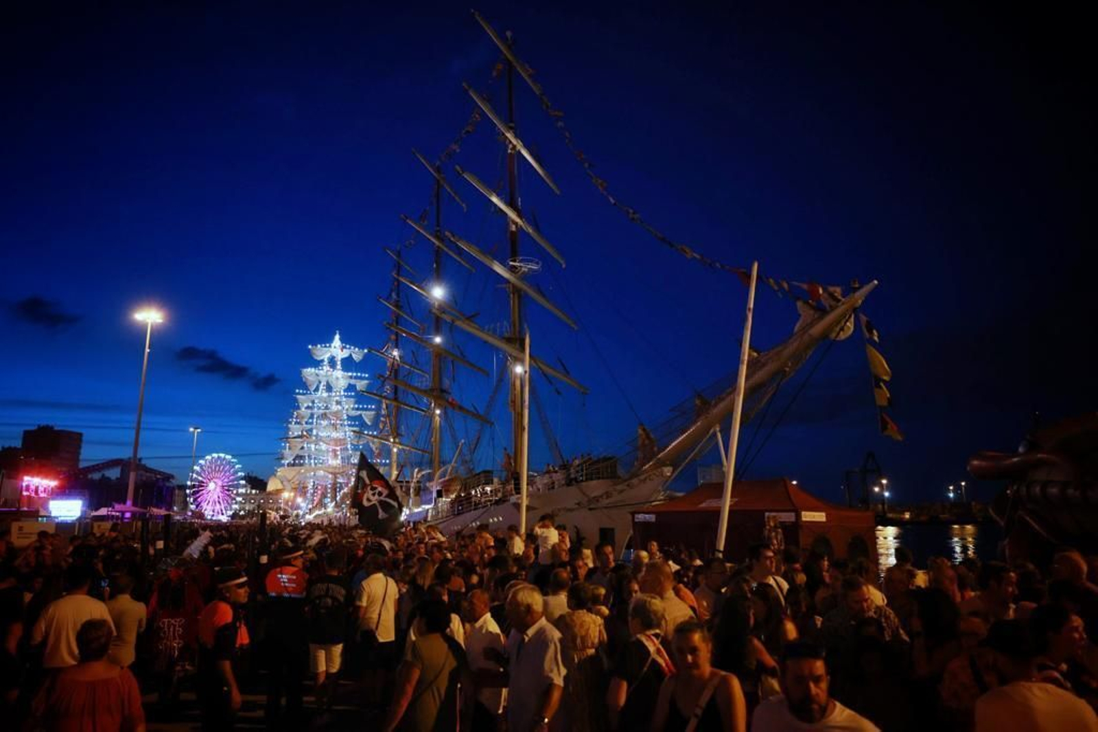 Imágenes del sábado en la Regata de Cádiz: espectáculo de drones y concierto de Álvaro de Luna