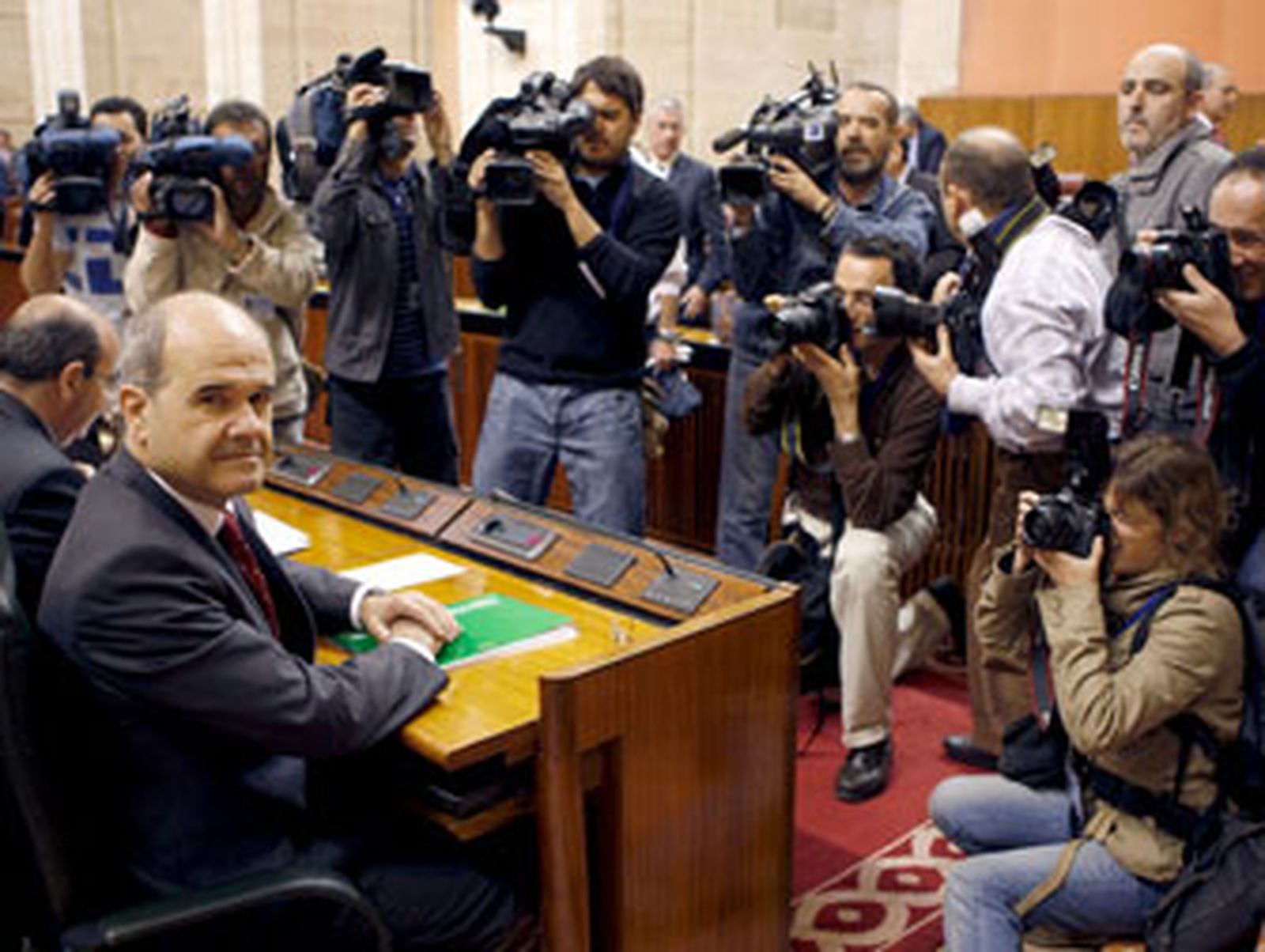 Chaves ofrece consenso político y parlamentario, social y con los ayuntamientos