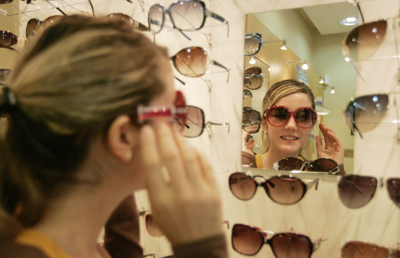 Una clienta elige gafas de sol en una imagen de archivo.