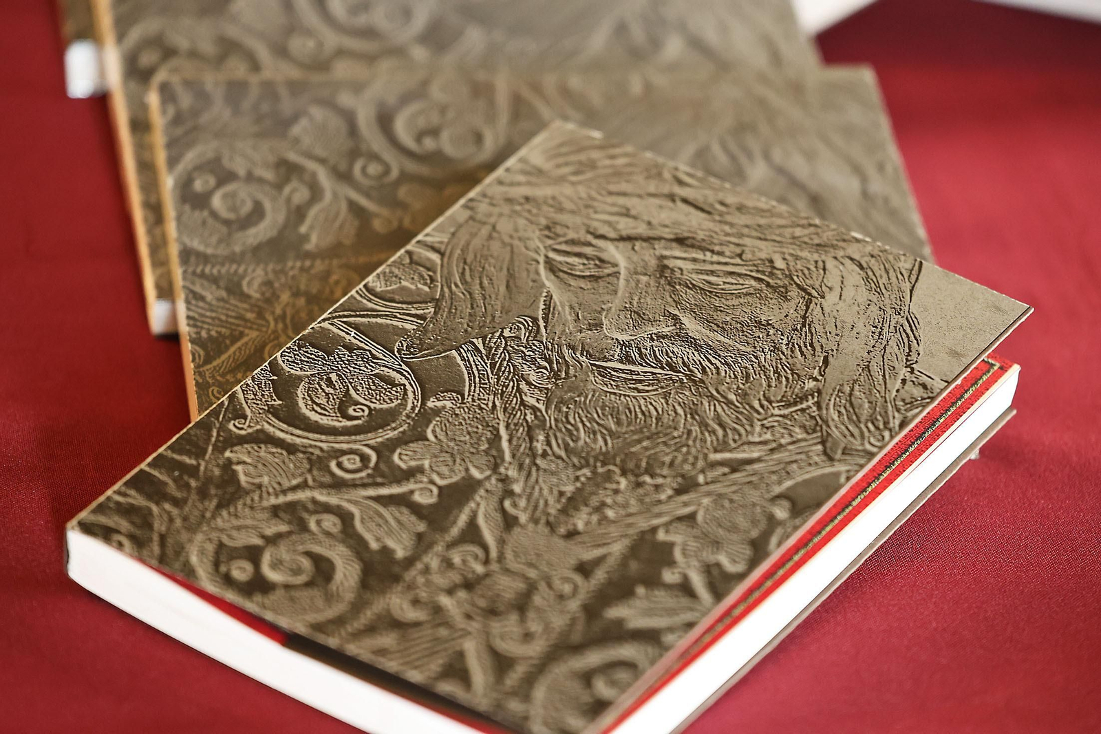 Imágenes de la presentación de la Guía de la Semana Santa de Huelva 2024