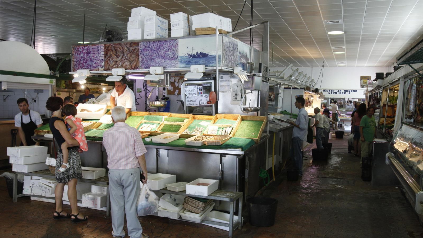 Los puestos del mercado del Cerro del Águila.