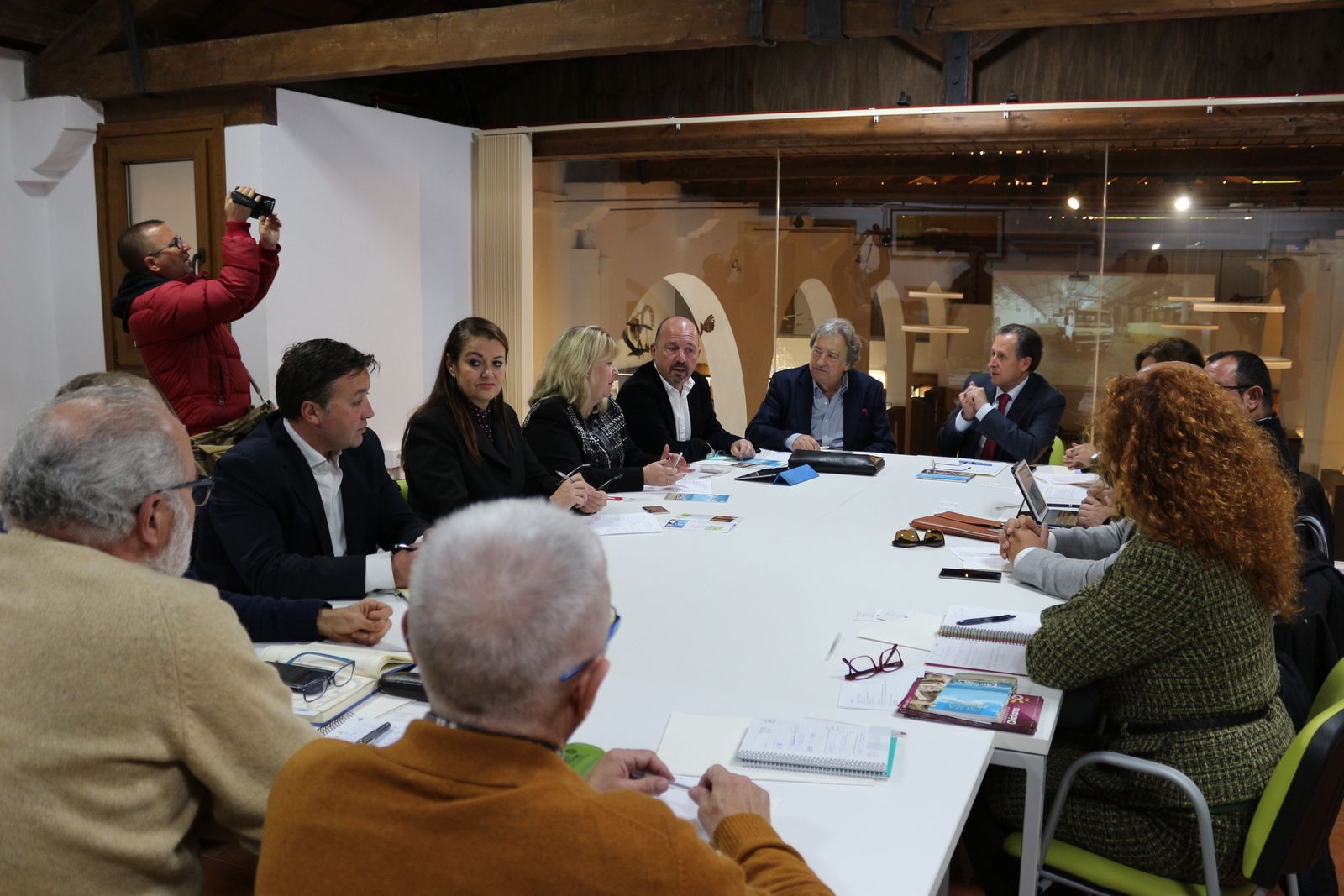 Momento de la reunión, ayer en las instalaciones municipales del Centro del Vino y la Sal.