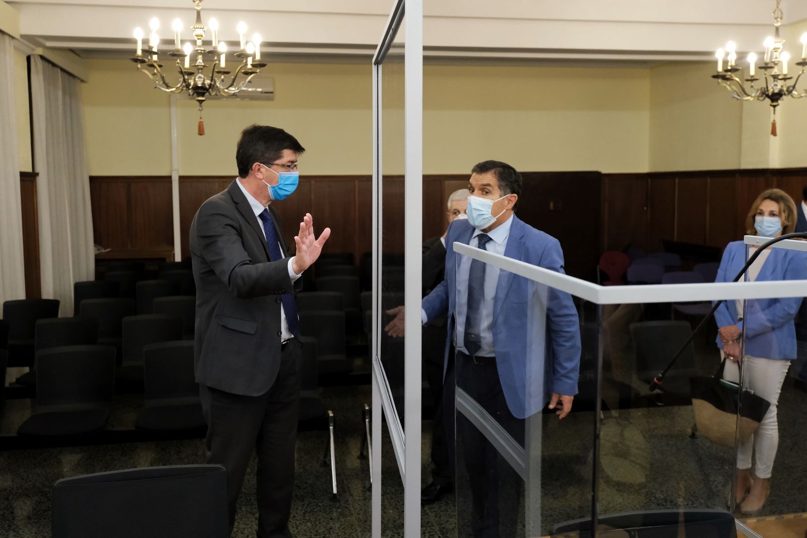 El consejero de Justicia, Juan Marín, y el presidente del TSJA, Lorenzo del Río, en una de las salas adaptadas con mamparas para celebrar juicios.