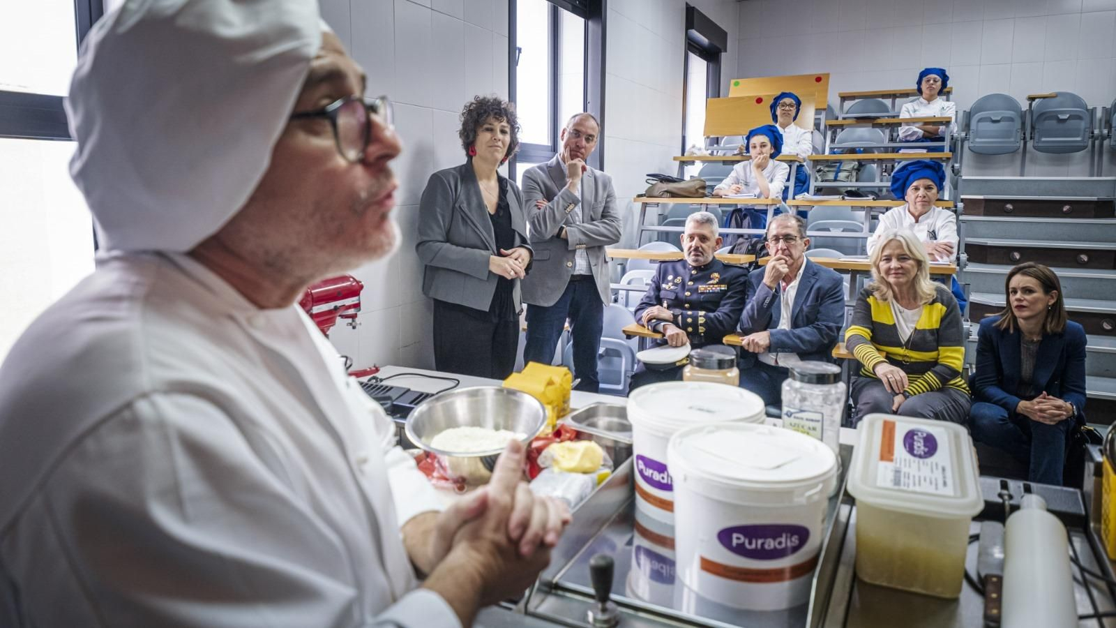 Un profesor explica en un aula práctica las enseñanzas que se imparten en la Escuela de Hostelería de Cádiz.