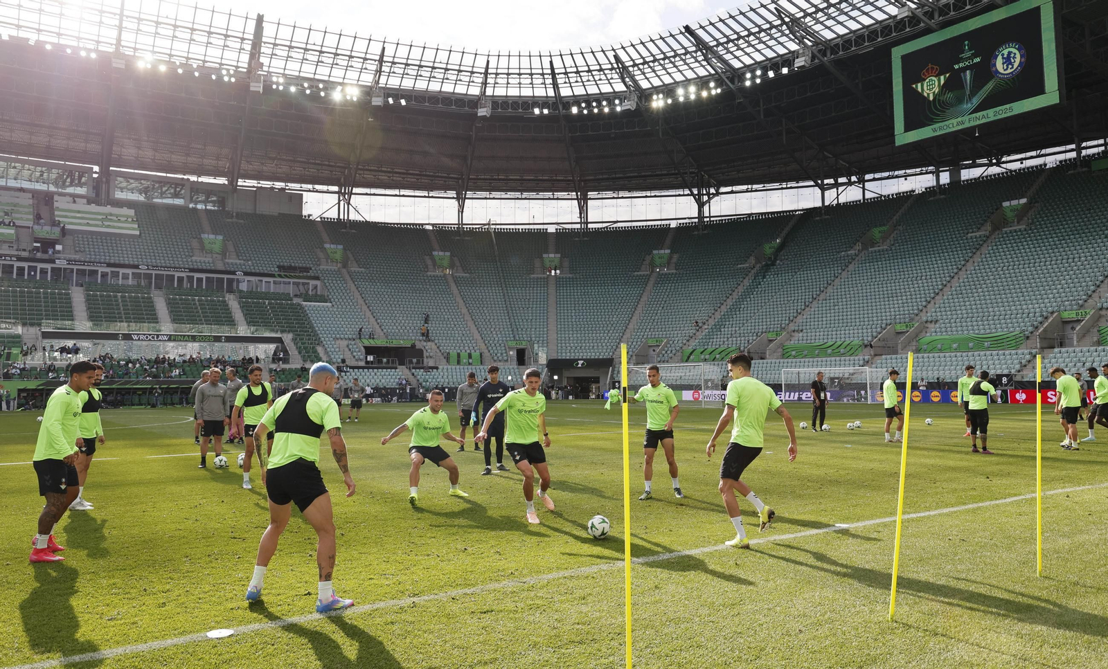 Las imágenes del entrenamiento del Betis en el Wroclaw Stadium Arena de Brestlavia