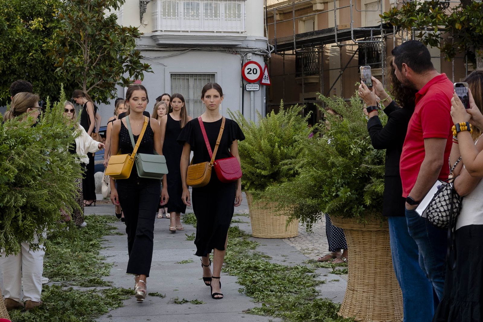 Imágenes del desfile "Cádiz de moda, Cádiz emprende" en la plaza de San Antonio.