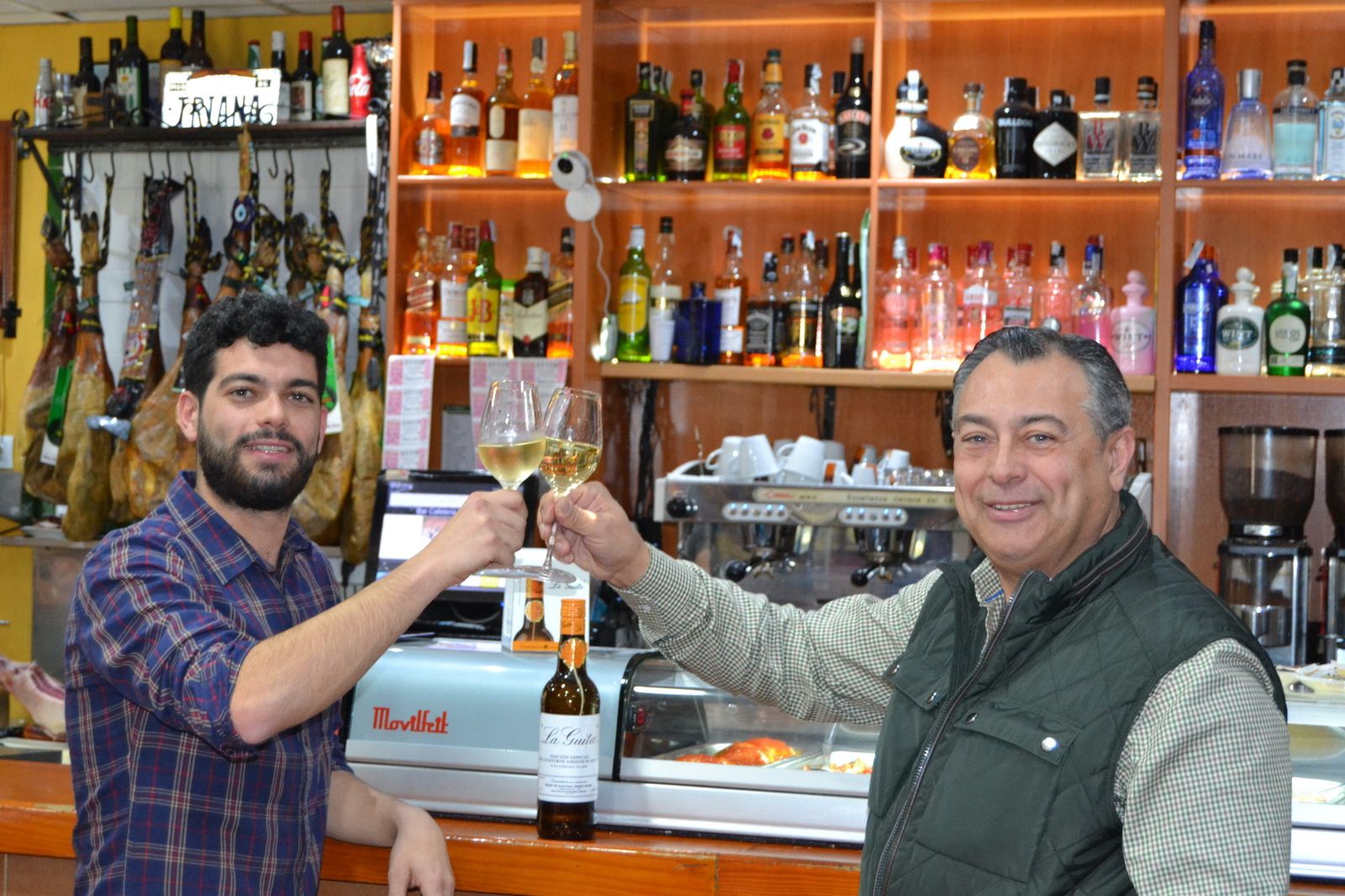 Javier y Adrián Ladeza hacen un buen brindis con La Guita.