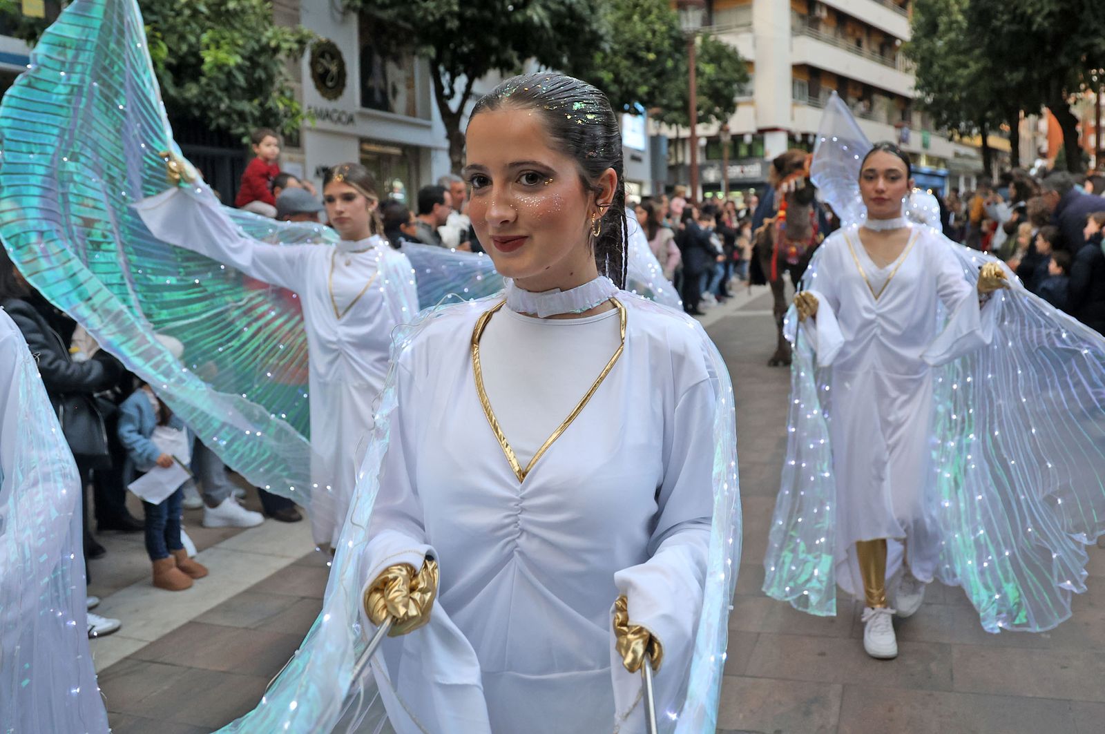 Imágenes del Heraldo Real anunciando la llegada de los Reyes Magos a Huelva