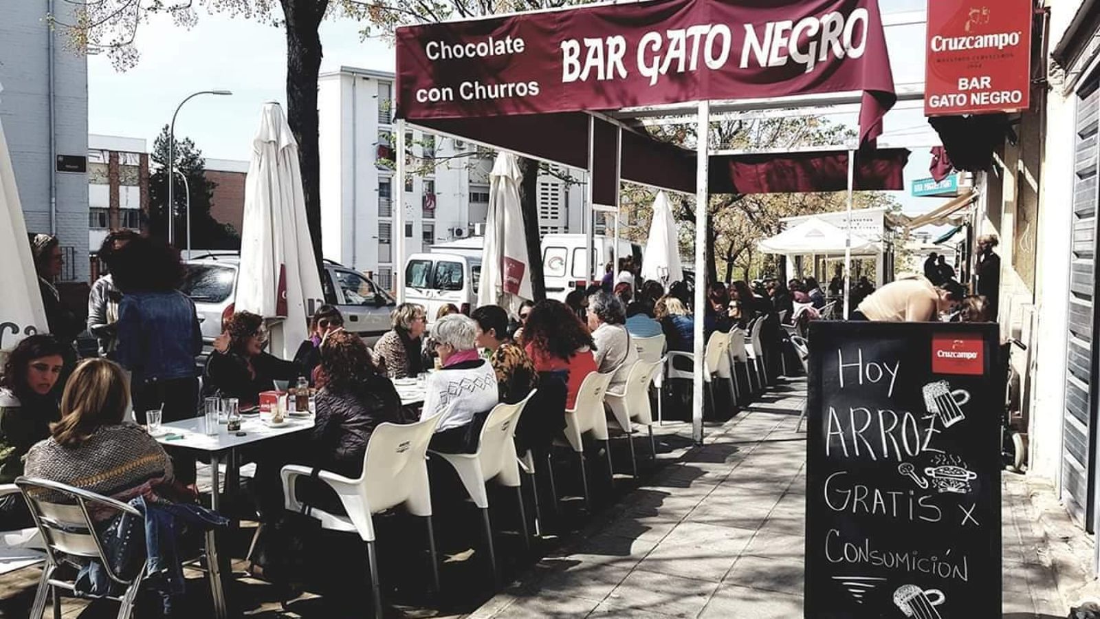 Varios clientes disfrutan de la terraza de El Gato Negro.