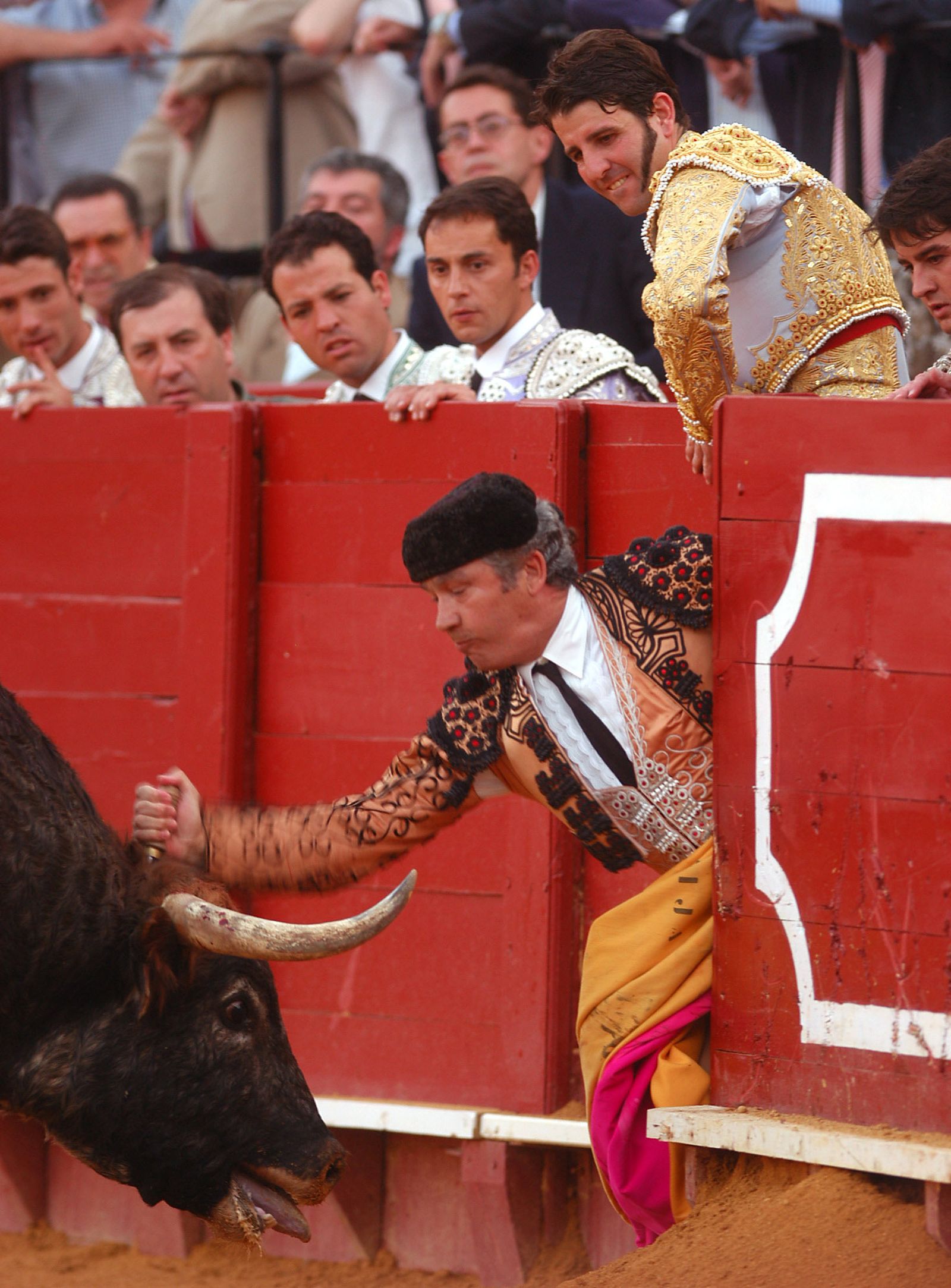 Enrique 'Lebrija', en su segunda Feria de Abril (2003) apuntilla a un toro.