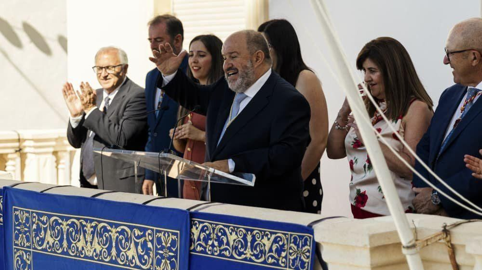 El alcalde durante el tradicional Saluda desde el Balcón del Ayuntamiento de Dalías.