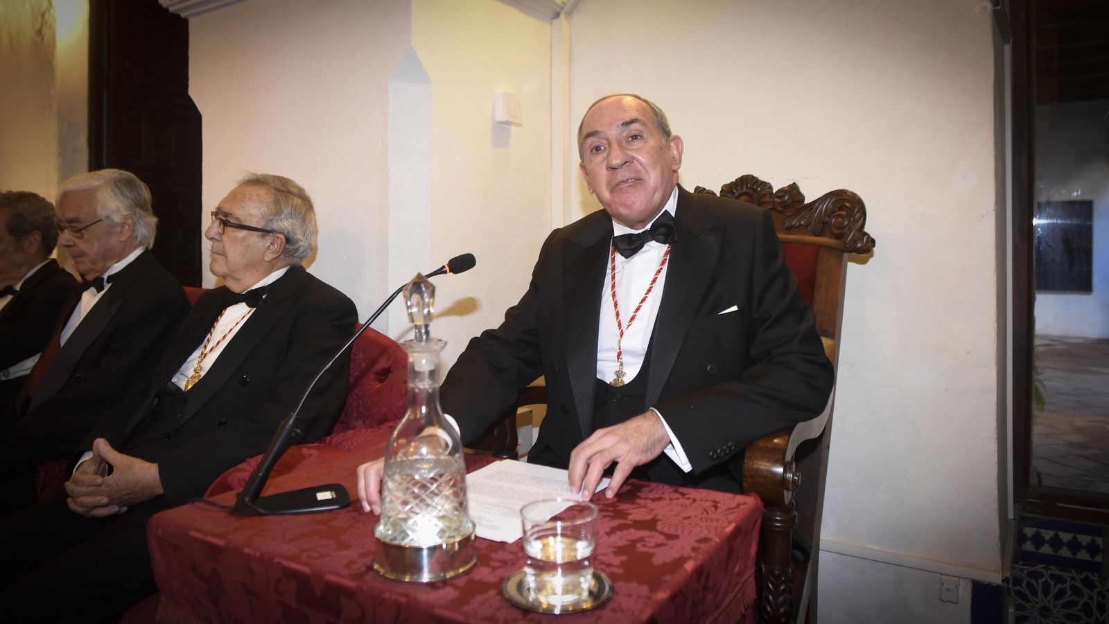 Antonio Caballos contestó en nombre de la Academia.