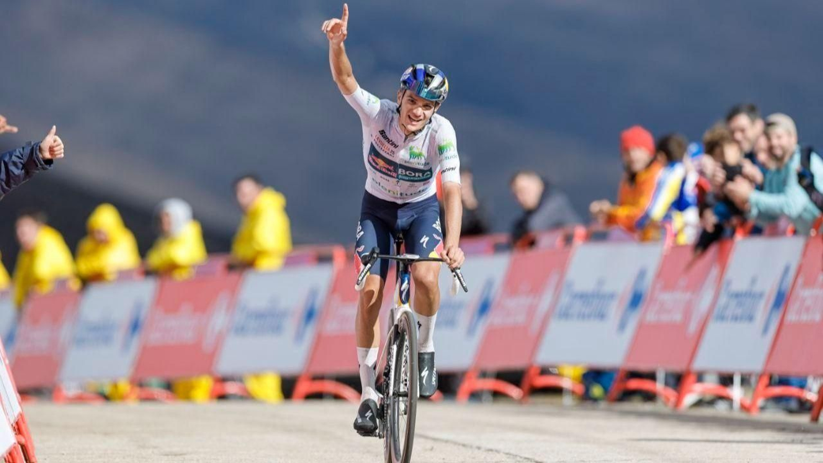 Pellizari celebra con el dedo en alto su victoria en la decimoséptima etapa de la Vuelta.