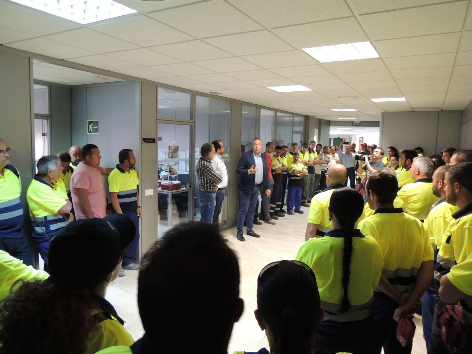 Ruiz Boix dialoga con trabajadores contratados por Emadesa.