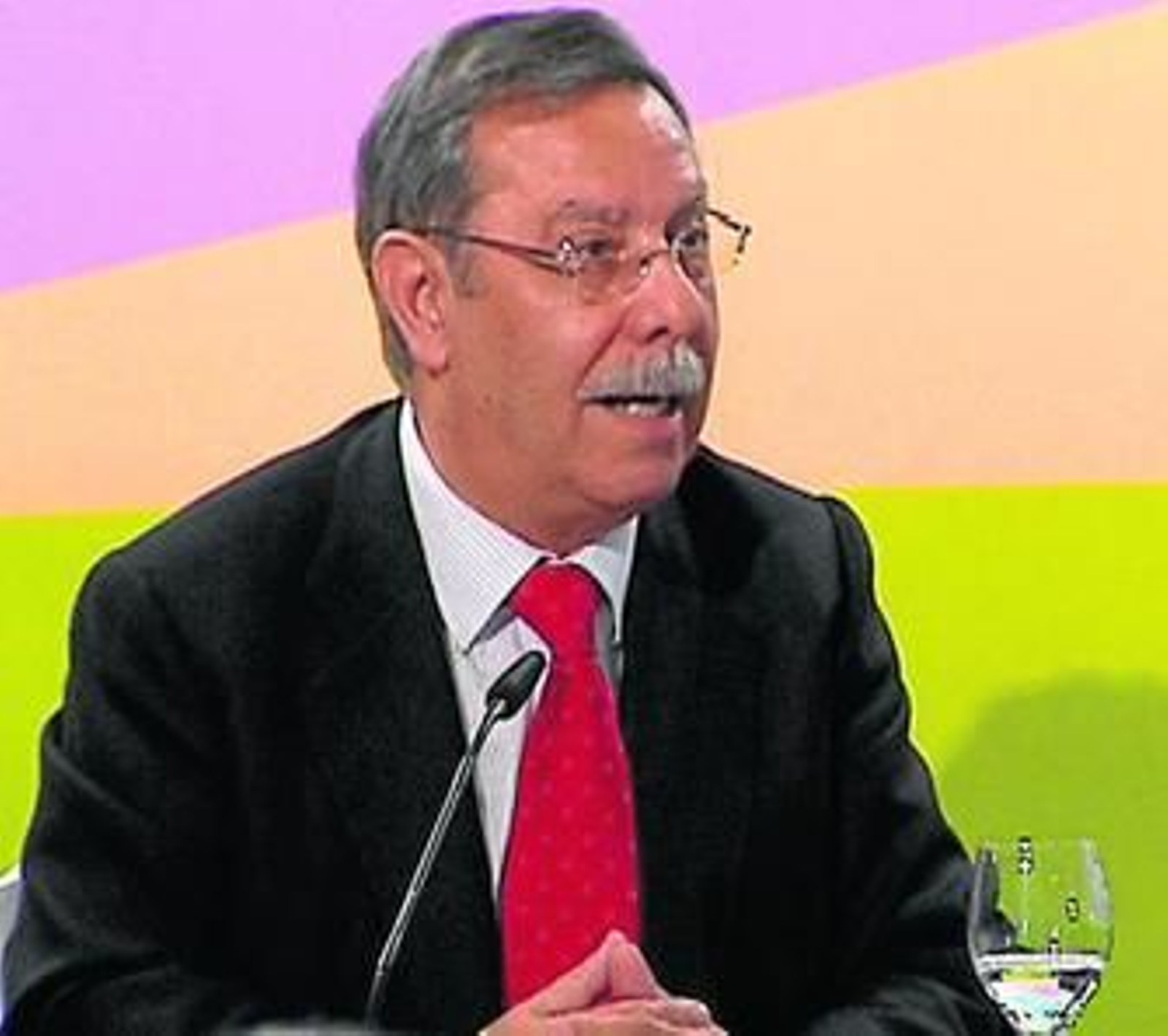 El presidente de REE, José Folgado, en la rueda de prensa previa a la junta de accionistas. El presidente de REE, José Folgado, en la rueda de prensa previa a la junta de accionistas.
