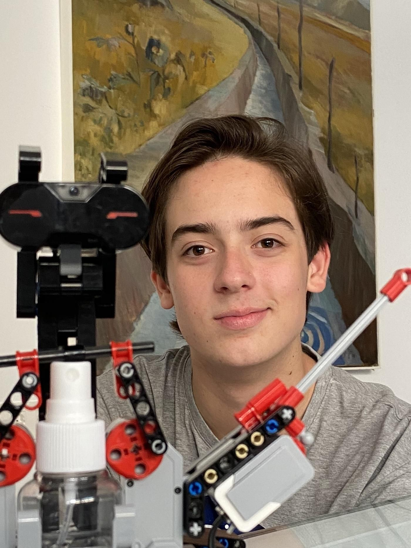 Jesús González con el robot de LEGO.