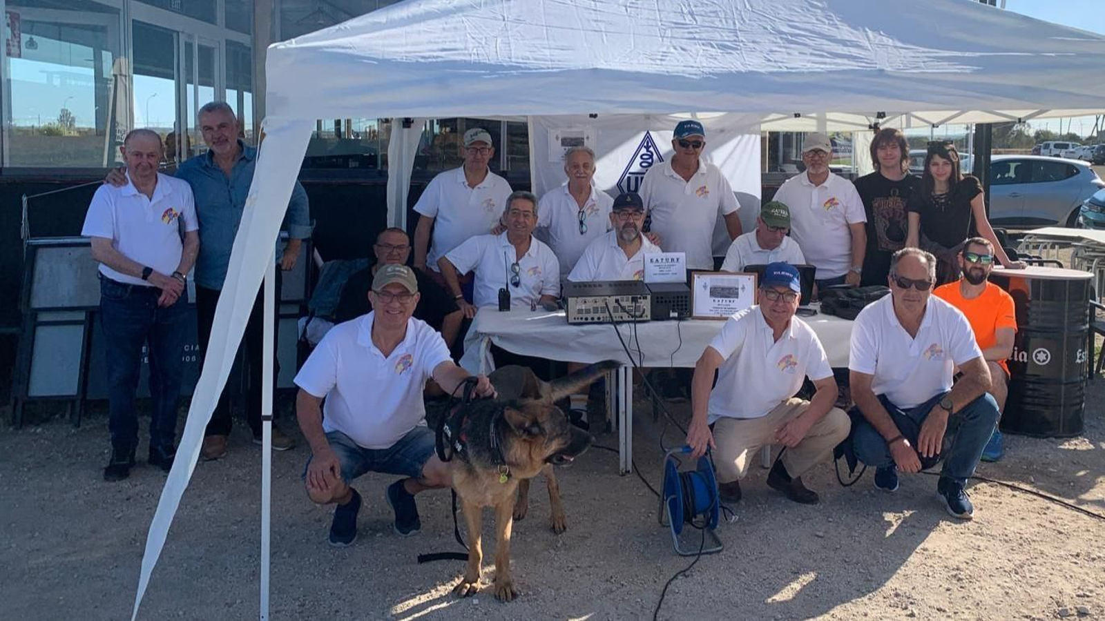 Participantes en la actividad de la URE llevada a cabo en el club náutico Puente de Hierro en San Fernando